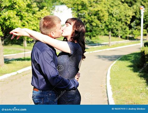 coppia che si baciano|4.423 Bacio Sulla Bocca Stock Photos, High.